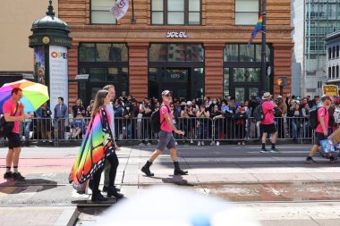 6-10-2022: San Francisco, California: San Francisco Onur Yürüyüşü sanatçıları