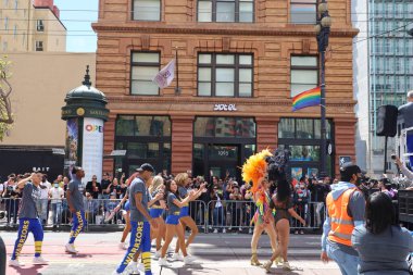 6-10-2022: San Francisco, California: San Francisco Onur Yürüyüşü sanatçıları