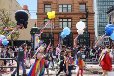 6-10-2022: San Francisco, California: San Francisco Onur Yürüyüşü sanatçıları