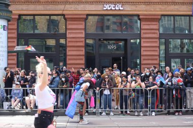 6-10-2022: San Francisco, California: San Francisco Onur Yürüyüşü sanatçıları