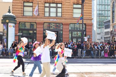 6-10-2022: San Francisco, California: San Francisco Onur Yürüyüşü sanatçıları