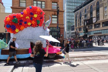 6-10-2022: San Francisco, California: San Francisco Onur Yürüyüşü sanatçıları
