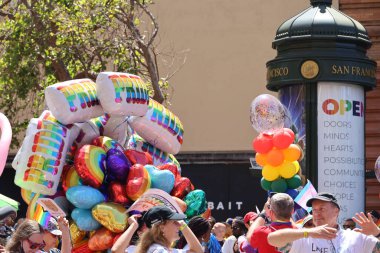 6-10-2022: San Francisco, California: San Francisco Onur Yürüyüşü sanatçıları