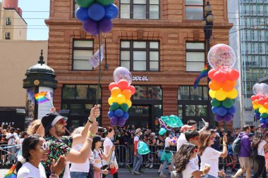 6-10-2022: San Francisco, California: San Francisco Onur Yürüyüşü sanatçıları