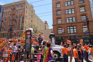 6-10-2022: San Francisco, California: San Francisco Onur Yürüyüşü sanatçıları