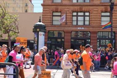 6-10-2022: San Francisco, California: San Francisco Onur Yürüyüşü sanatçıları