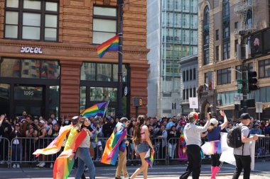 6-10-2022: San Francisco, California: San Francisco Onur Yürüyüşü sanatçıları