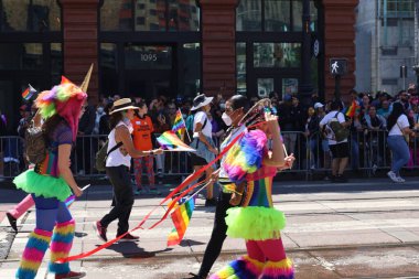 6-10-2022: San Francisco, California: San Francisco Onur Yürüyüşü sanatçıları