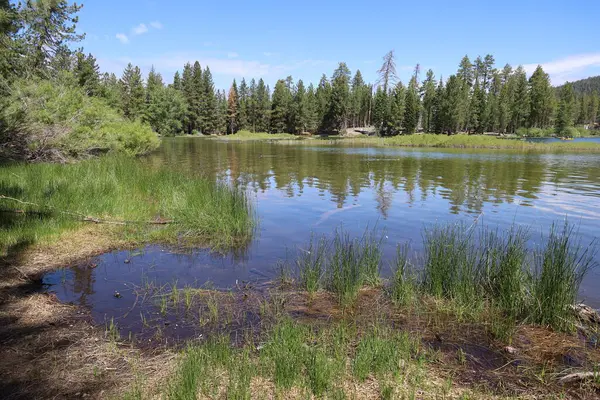 Lassen Peak Manzanita Lake Lassen National Park California — стоковое фото