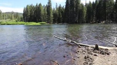 Lassen Ulusal Parkı 'ndaki Manzanita Gölü Kaliforniya