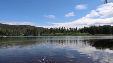 Lassen Ulusal Parkı 'ndaki Manzanita Gölü Kaliforniya