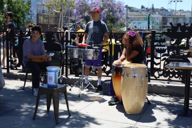 11-7-2022: San Francisco, California: San Francisco Caddesi İlk Pazar, trafik yok