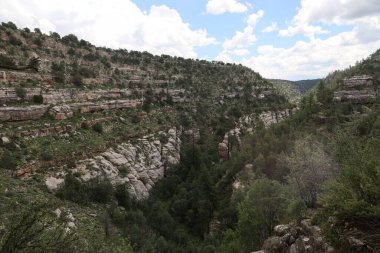 Walnut Canyon Arizona 'daki Amerikan Yerlisi Pueblo fotoğrafı.