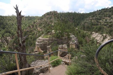 Walnut Canyon Arizona 'daki Amerikan Yerlisi Pueblo fotoğrafı.