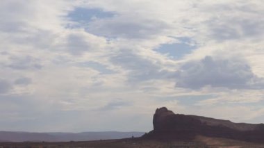 Arizona Anıt Vadisi 'ndeki bulutların hızlandırılmış videosu