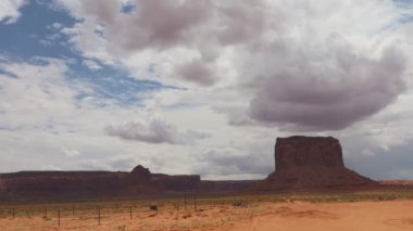 Arizona Anıt Vadisi 'ndeki bulutların hızlandırılmış videosu