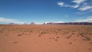 Arizona Anıt Vadisi üzerinde uçuyor