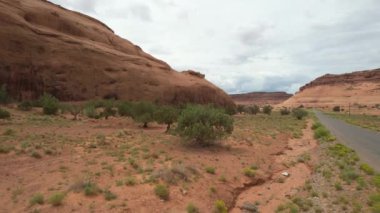 Arizona Anıt Vadisi üzerinde uçuyor