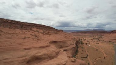 Arizona Anıt Vadisi üzerinde uçuyor