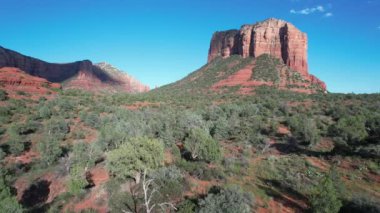 Sedona Arizona 'da Red Rock ve Meses' in üzerinde uçuyor.