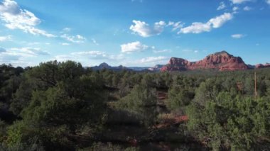 Sedona Arizona 'da Red Rock ve Meses' in üzerinde uçuyor.