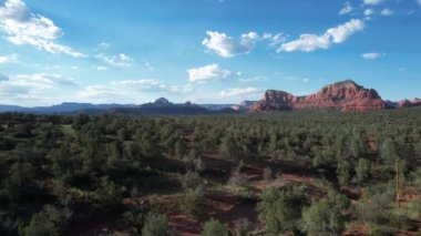 Sedona Arizona 'da Red Rock ve Meses' in üzerinde uçuyor.