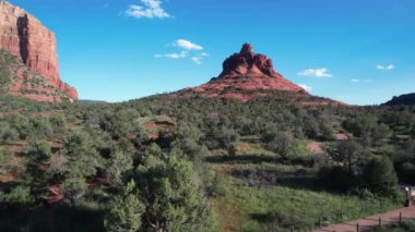 Sedona Arizona 'da Red Rock ve Meses' in üzerinde uçuyor.
