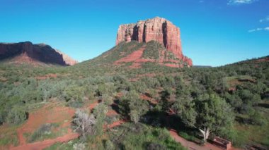 Sedona Arizona 'da Red Rock ve Meses' in üzerinde uçuyor.