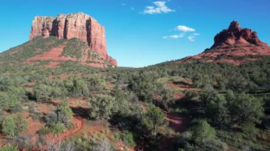 Sedona Arizona 'da Red Rock ve Meses' in üzerinde uçuyor.
