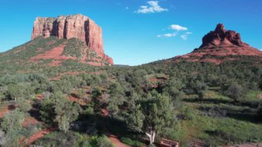 Sedona Arizona 'da Red Rock ve Meses' in üzerinde uçuyor.