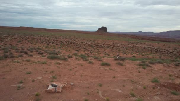 Flyger Över Monumentdalen Arizona — Stockvideo