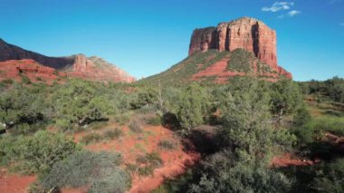 Sedona Arizona 'da Red Rock ve Meses' in üzerinde uçuyor.
