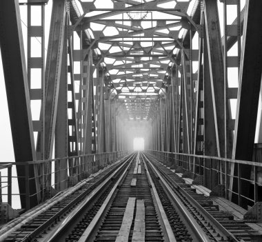 Köprü ve raylar sis