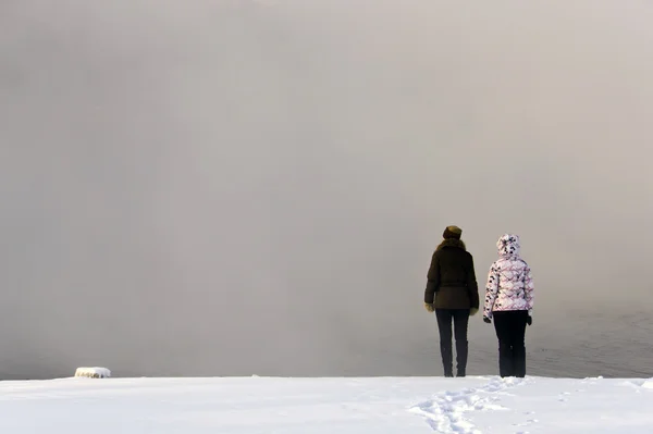 Δύο κορίτσια στην άκρη της ομίχλης — Φωτογραφία Αρχείου