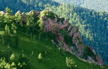 yamaca kırmızı kayalar