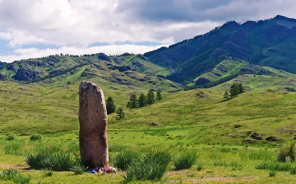 Heiliger Stein in einem Gebirgstal — Stockfoto