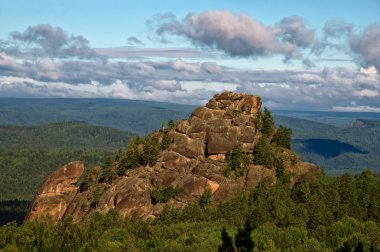 Ormanın ortasında büyük bir kayanın