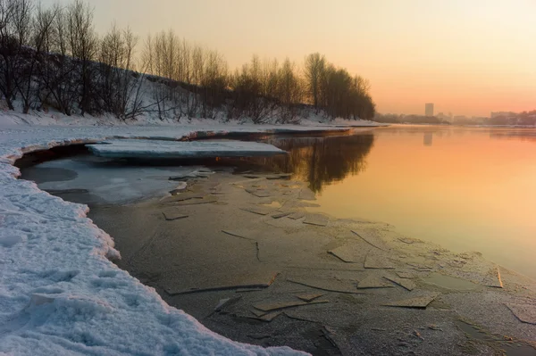 Coucher de soleil sur la rivière — Photo