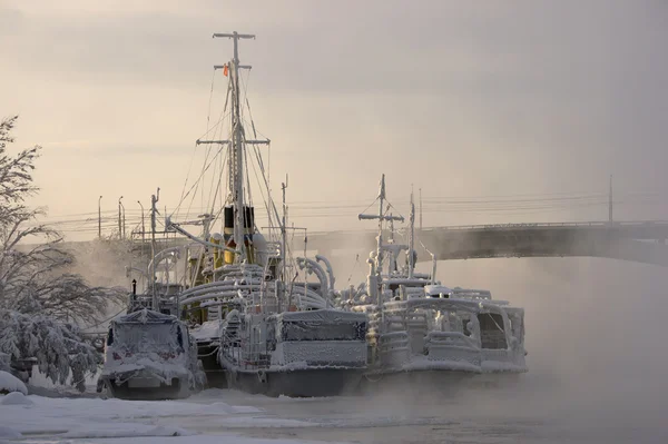 Navires givrés et rivière dans une brume givrée — Photo