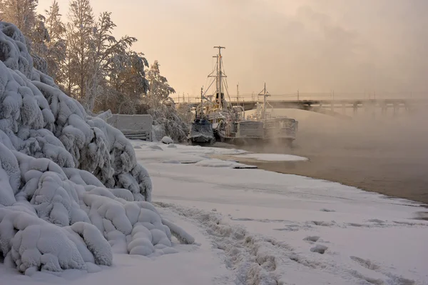 Frosted ships and river in a frosty mist — Stock Photo, Image