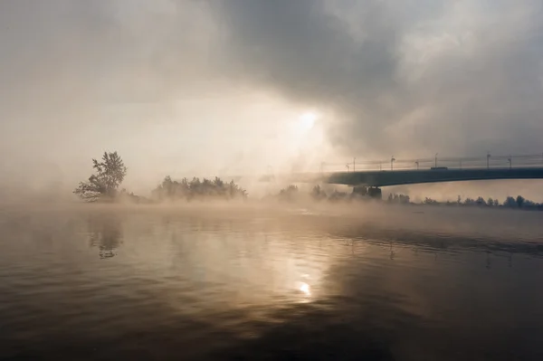 Ponte sul fiume nella nebbia — Foto Stock