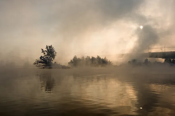 Brug over de rivier in een mist — Stockfoto
