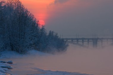 Nehirde gün batımı