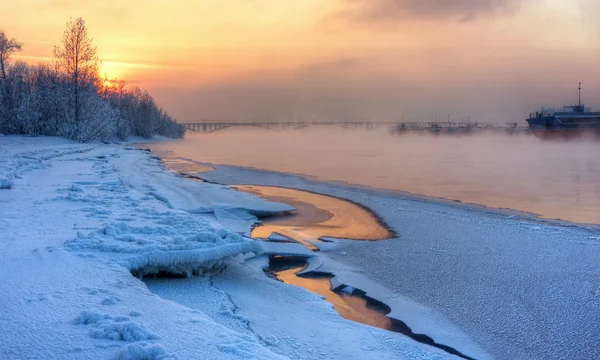 Zonsondergang op de rivier — Stockfoto