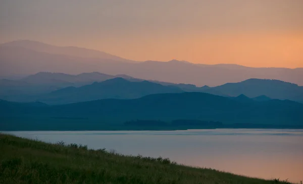 Abendliche Hänge und der See. lizenzfreie Stockbilder