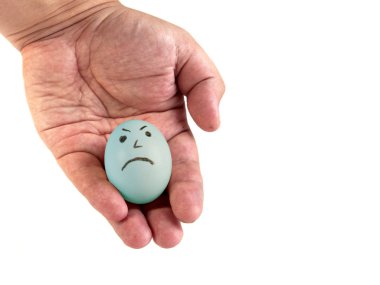 insan bir yandan mavi renkli yumurta