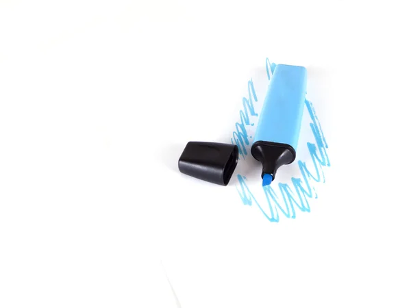 Mavi marker ve çizilen koyu mavi çizgiler