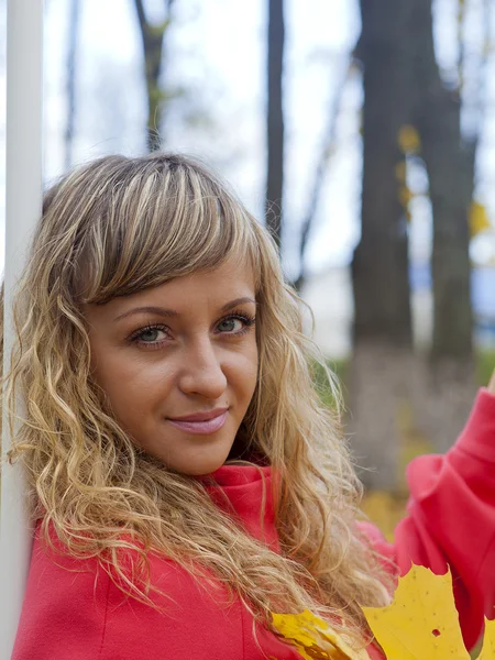 Bella ragazza in un cappotto rosso — Foto Stock