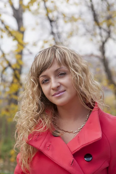 Kırmızı paltolu güzel kız