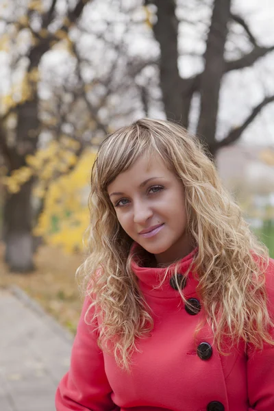 Hermosa chica con un abrigo rojo — Foto de Stock